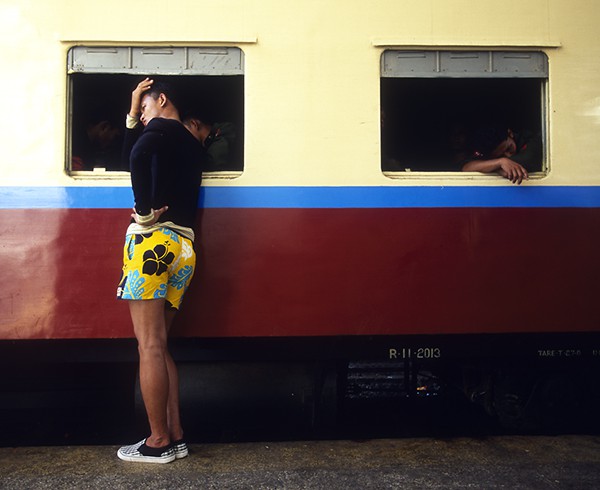 Am Hauptbahnhof von Yangon: Ein Zug voller Rekruten kurz vor seiner Abfahrt zu den Kasernen im Norden Burmas.