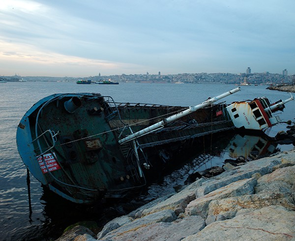 Schiffswrack auf der asiatischen Seite des stark befahrenen Bosporus.