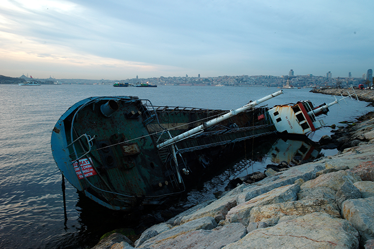 Schiffswrack auf der asiatischen Seite des stark befahrenen Bosporus.
