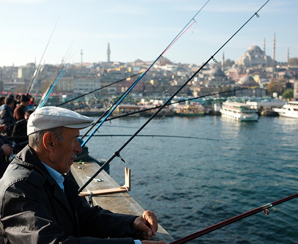 Im Dienst der Familie: Angler auf der Galata-Brücke über dem Goldenen Horn sorgen für das Abendessen.