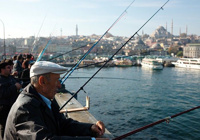 Im Dienst der Familie: Angler auf der Galata-Brücke über dem Goldenen Horn sorgen für das Abendessen.