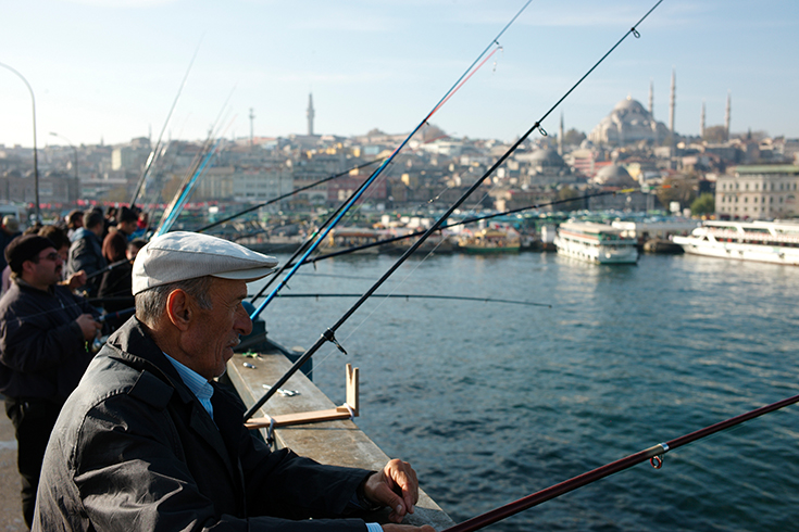 Im Dienst der Familie: Angler auf der Galata-Brücke über dem Goldenen Horn sorgen für das Abendessen.