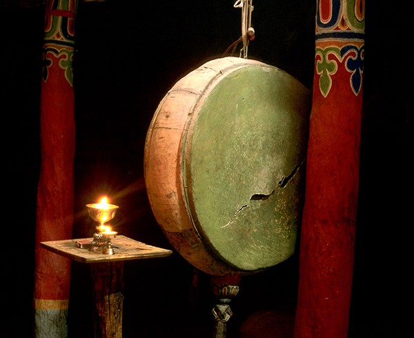 Gebetstrommel mit gerissenem Fell im Kloster von Bardan. Novizen wollten die Trommel für die Aufnahme wenden, doch gerade der Makel macht den visuellen Reiz aus.