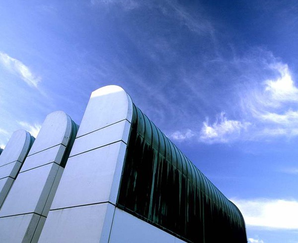 Das Bauhaus-Archiv umflort von Cirruswolken.