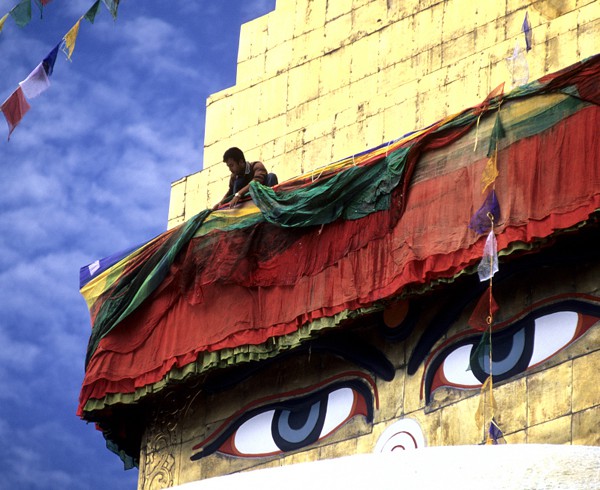 Jedes Jahr zum tibetischen Neujahrsfest wird am Stupa von Bodhnath der Volant erneuert...