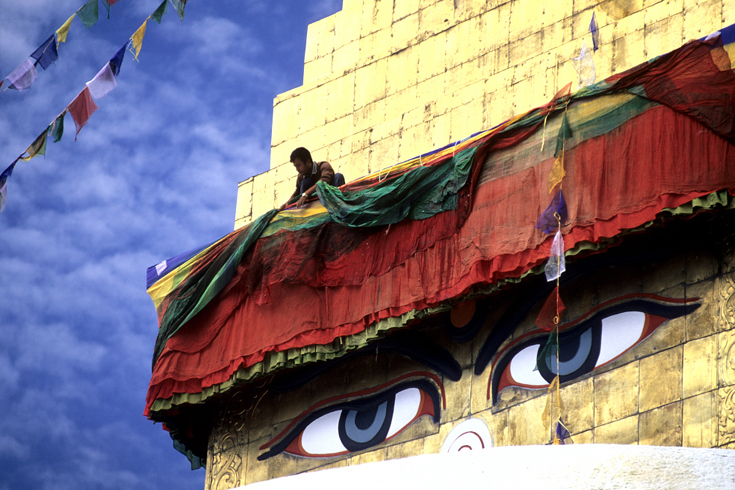 Jedes Jahr zum tibetischen Neujahrsfest wird am Stupa von Bodhnath der Volant erneuert...