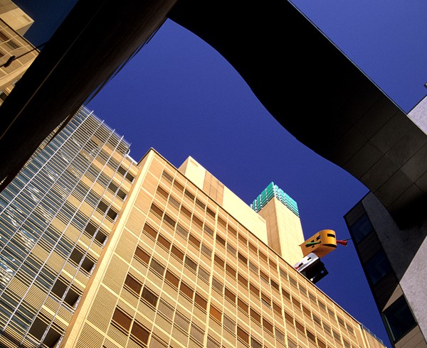 Kunst am Bau: Die Skulptur „Landed“ von Auke de Vries am Atrium Tower (ehem. Debis-Haus).