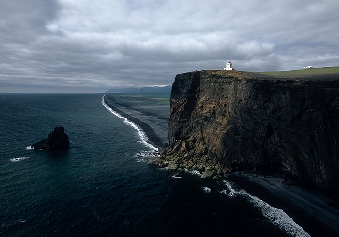 Am Leuchtturm von Dyrhólaey: Die Felswand ist Brutgebiet für Seeschwalben und Papageientaucher.