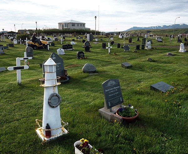 Auch auf dem Friedhof bleibt die Bindung ans Meer bestehen.