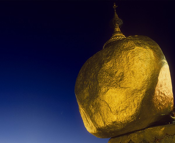 Ewiger Balanceakt: Es scheint, als benötigte der Betende nur geringe Kraft, um den Goldenen Felsen von Kyaikhto in Bewegung zu setzen.