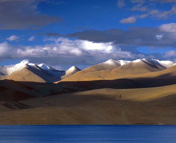 Das Ufer des Tso Moriri-Sees auf dem Changtang-Plateau.