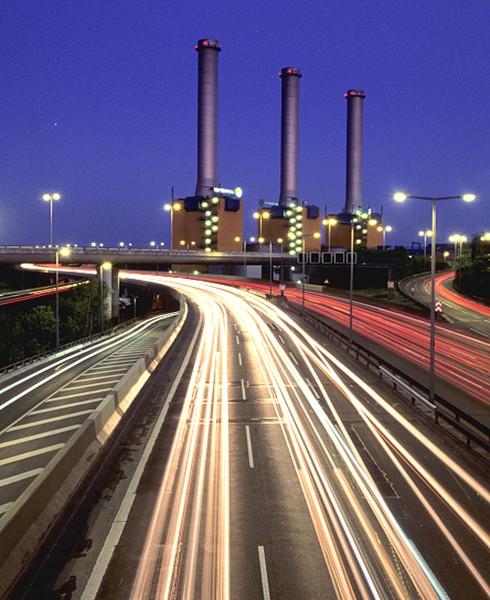 Das Heizkraftwerk Berlin-Wilmersdorf vom „Hohen Bogen“ aus. Jogger können die Hängekonstruktion in spürbare Schwingung bringen, was Langzeitbelichtungen zum Geduldsspiel macht.