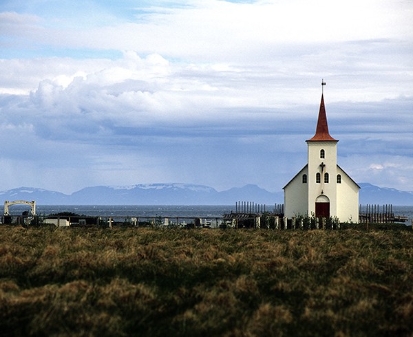 Die Kirche von Kollafjarðarnes: Irgendwie erinnert mich diese Landschaft an Hernandez, New Mexico, das Ansel Adams 1941 in seiner berühmten Aufnahme „Moonrise“ abgelichtet hat. Es liegt wohl an der Graslandschaft mit den weißen Kreuzen.