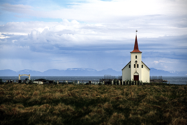 Die Kirche von Kollafjarðarnes: Irgendwie erinnert mich diese Landschaft an Hernandez, New Mexico, das Ansel Adams 1941 in seiner berühmten Aufnahme „Moonrise“ abgelichtet hat. Es liegt wohl an der Graslandschaft mit den weißen Kreuzen.