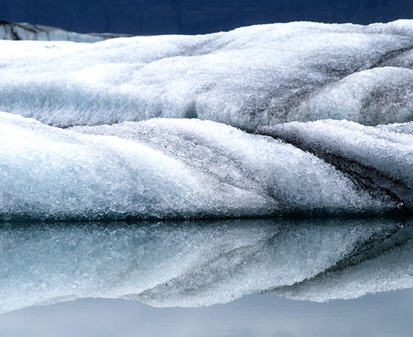 Vergängliche Strukturen auf dem Jökulsárlón.