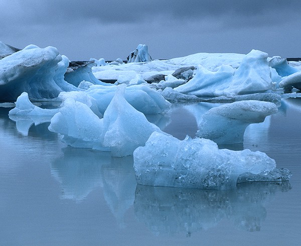 Fifty Shades of Blue: Der Jökulsárlón im Dämmerlicht.