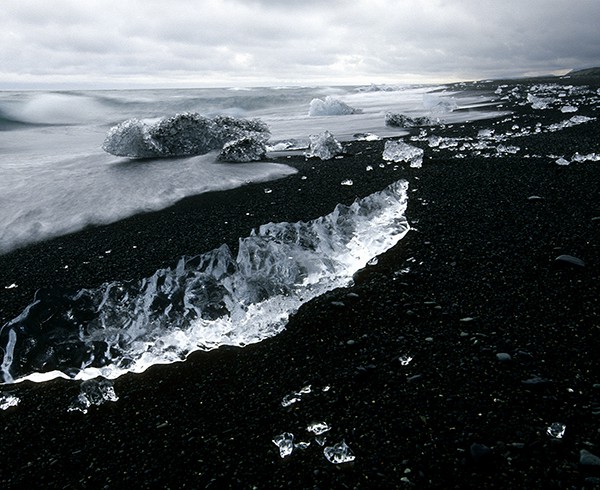 Breiðamerkursandur: Das bizarr geformte Eis des Vatnajökull-Gletschers wird tagsüber von der Meeresbrandung an die schwarze Lavaküste geschwemmt.