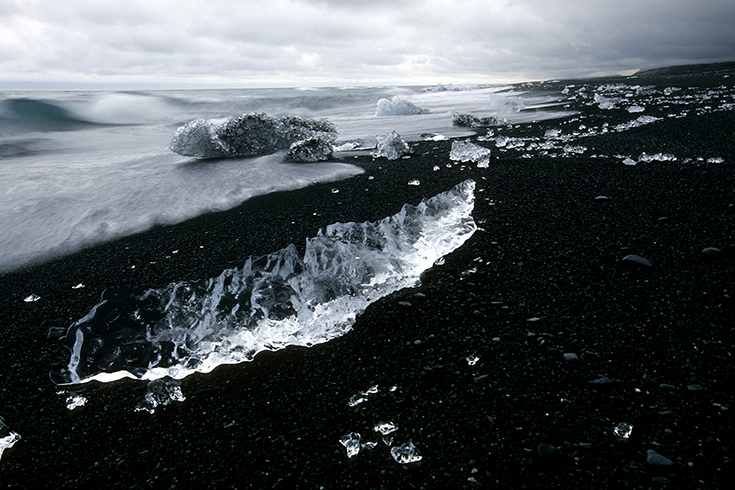 Breiðamerkursandur: Das bizarr geformte Eis des Vatnajökull-Gletschers wird tagsüber von der Meeresbrandung an die schwarze Lavaküste geschwemmt.