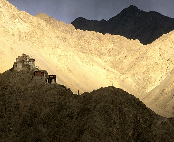 Die alte Burg oberhalb von Leh, Ladakh. Durch die minütlich wechselnden Lichtstimmungen wirkt die Landschaft keineswegs monoton.