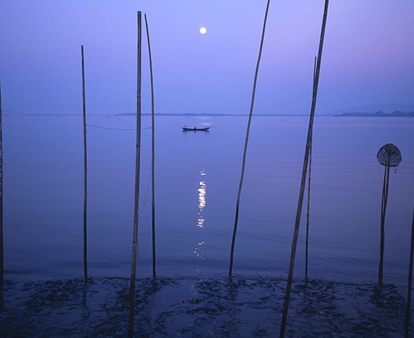 Vollmond über der Mündung des Thanlwin-Flusses bei Mawlamyaing: Im Morgengrauen bringen die Fischer ihren Fang direkt zum Markt.
