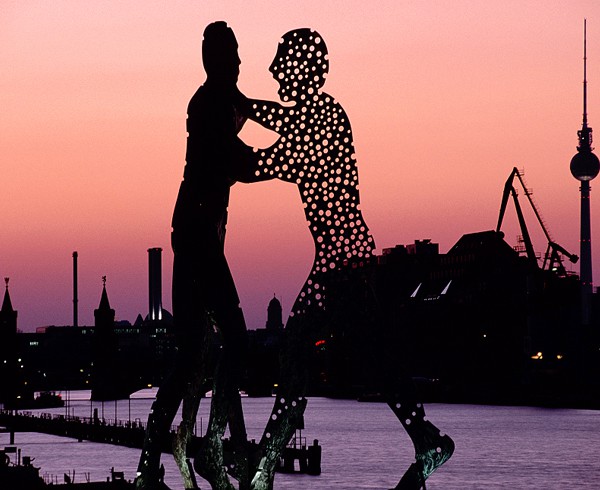 Würde auch in der Schweiz eine gute Figur machen: „Molecule Man“ am Osthafen.