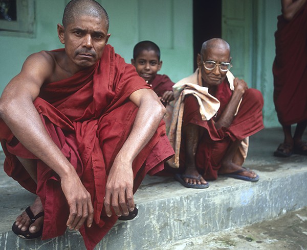 In Gedanken versunken: Mönch vor dem »Großen Kloster der großartigen Verdienste« in Sittwe.