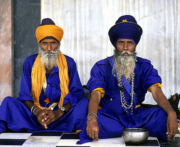 Veteranen in der Sikh-Tempelanlage von Gurudwara Bangla Sahib, Neu-Delhi.