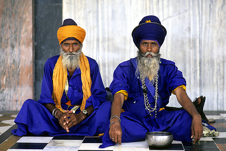 Veteranen in der Sikh-Tempelanlage von Gurudwara Bangla Sahib, Neu-Delhi.
