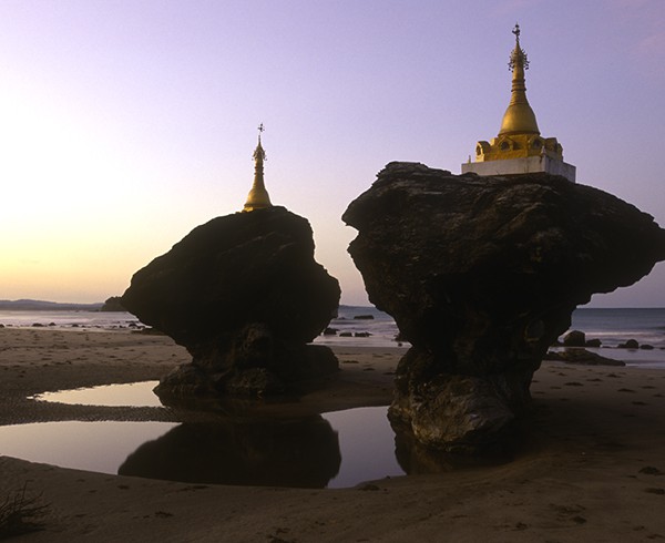 Nur nach einer Sturmnacht spiegeln sich die Zwillingspagoden (Kyauk Maung Hna Ma) am Strand von Ngwe Saung.