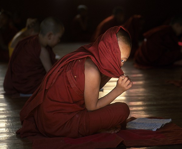 Im Zwiespalt der Gefühle: Ein Novize in einem Kloster nahe Nyaung Shwe schwankt zwischen Neugierde und Schüchternheit.