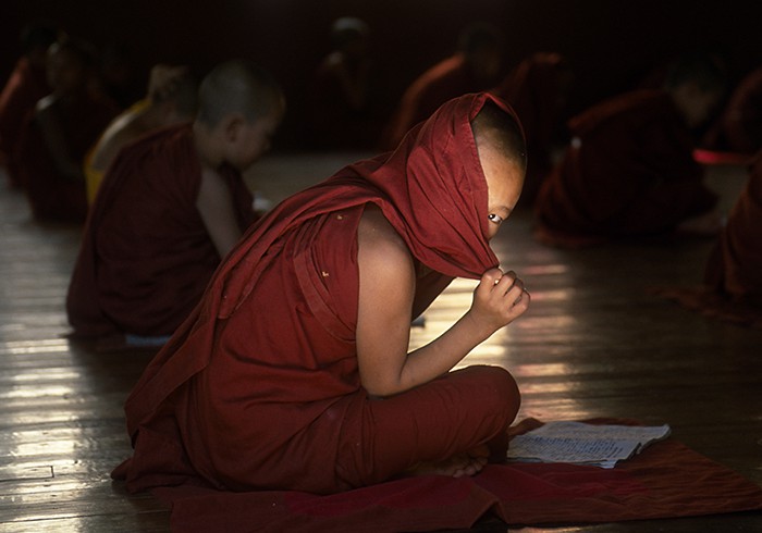 Im Zwiespalt der Gefühle: Ein Novize in einem Kloster nahe Nyaung Shwe schwankt zwischen Neugierde und Schüchternheit.