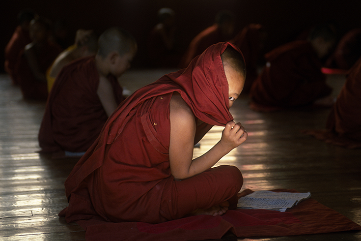 Im Zwiespalt der Gefühle: Ein Novize in einem Kloster nahe Nyaung Shwe schwankt zwischen Neugierde und Schüchternheit.
