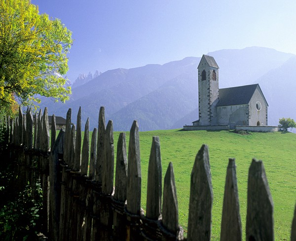 Die Kirche von St. Jakob oberhalb des Villnößtals. Nicht nur die traditionellen Weidenzäune vermitteln den Eindruck, als sei dieser Ort aus der Zeit gefallen.