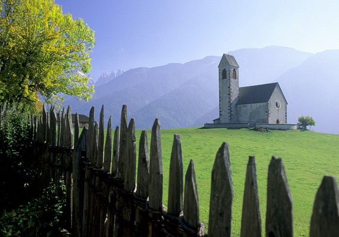 Die Kirche von St. Jakob oberhalb des Villnößtals. Nicht nur die traditionellen Weidenzäune vermitteln den Eindruck, als sei dieser Ort aus der Zeit gefallen.