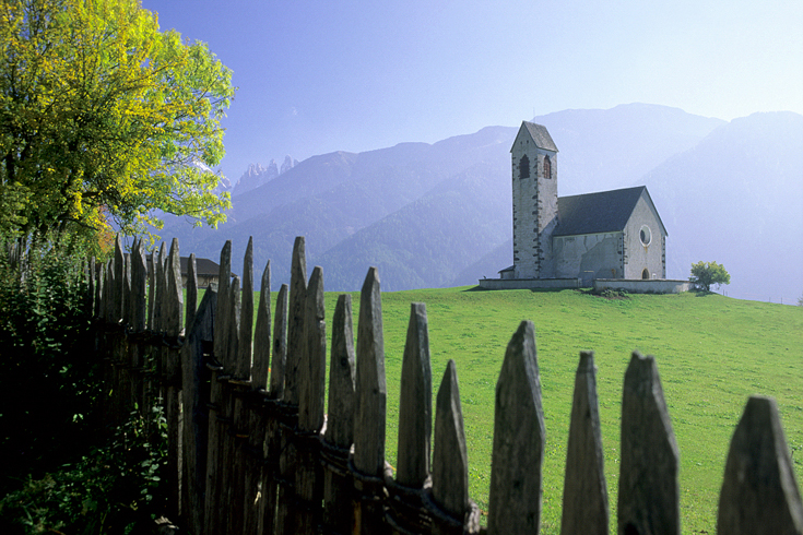 Die Kirche von St. Jakob oberhalb des Villnößtals. Nicht nur die traditionellen Weidenzäune vermitteln den Eindruck, als sei dieser Ort aus der Zeit gefallen.