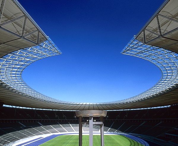 Das Olympiastadion mit der Feuerschale von 1936 und der neuen Dachkonstruktion von 2004.