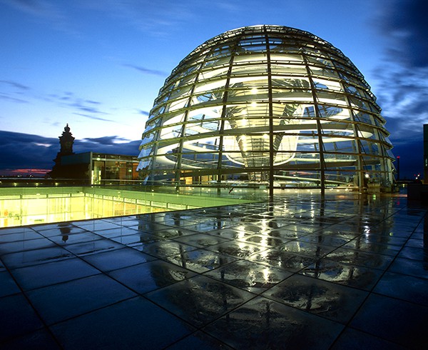 Nach kurzem Regenschauer spiegelt sich Norman Fosters neu gestaltete Kuppel auf der Terrasse des Reichstags.