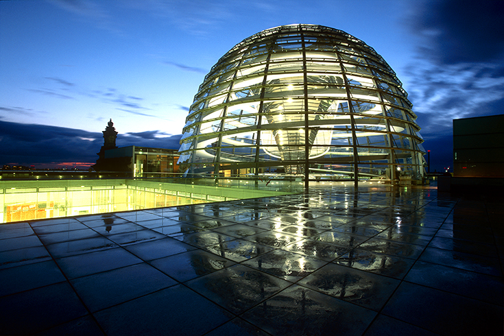 Nach kurzem Regenschauer spiegelt sich Norman Fosters neu gestaltete Kuppel auf der Terrasse des Reichstags.