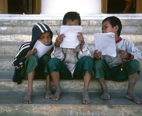 »Reading by Heart« vor einer Schule in Nyaung Shwe am Inle-See.