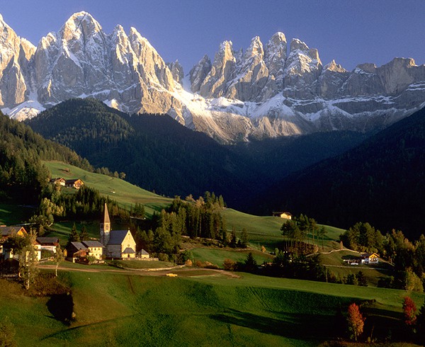 St. Magdalena im Villnößtal mit den Geislerspitzen im Hintergrund. So oft auf Postkarten gesehen – umso schöner ist es, diese Szenerie bei solch idealen Bedingungen zum ersten Mal selber erleben zu dürfen.