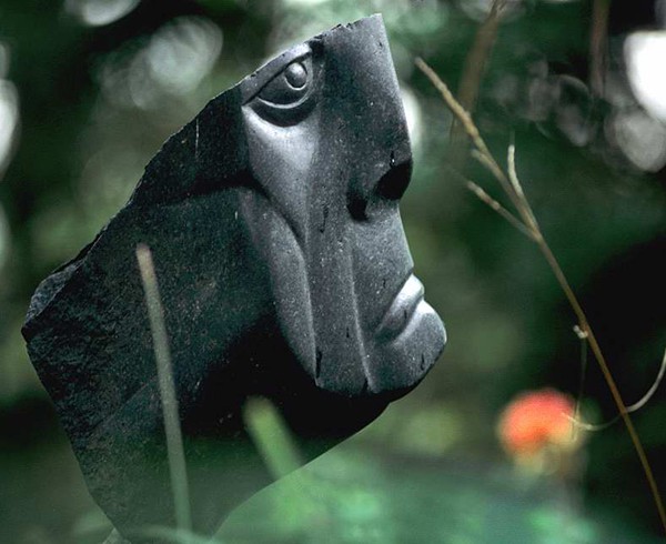 Granitauge in der Gräserbrandung: Die Skulptur des "Kapitäns" im Koserower Ateliergarten des Malers Otto Niemeyer-Holstein.