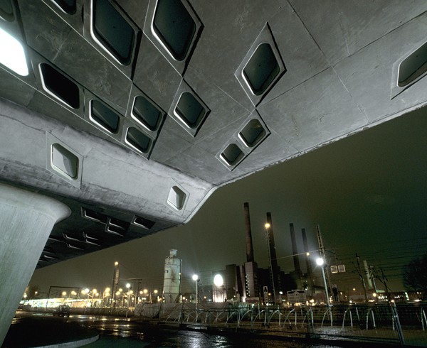 Kassettendecke des Phaeno Science Centers mit Volkswagen-Heizkraftwerk im Hintergrund.