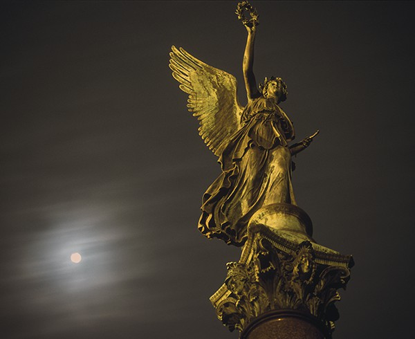 Die kleine Schwester der Goldelse: Viktoriasäule am Schloss Charlottenburg von Christian Daniel Rauch.