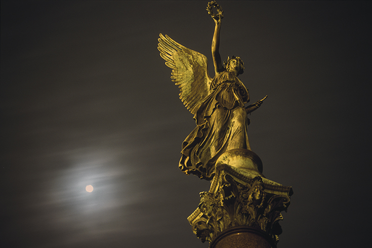 Die kleine Schwester der Goldelse: Viktoriasäule am Schloss Charlottenburg von Christian Daniel Rauch.